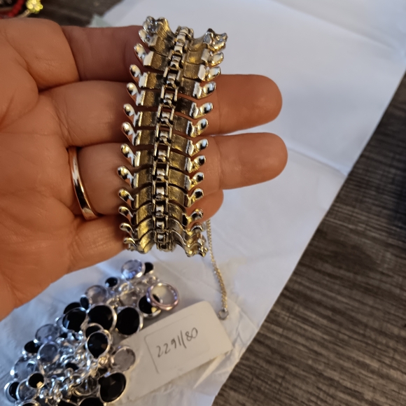 Set Of Four, Elegant Pearl and Silver. Bracelets - Picture 3 of 5